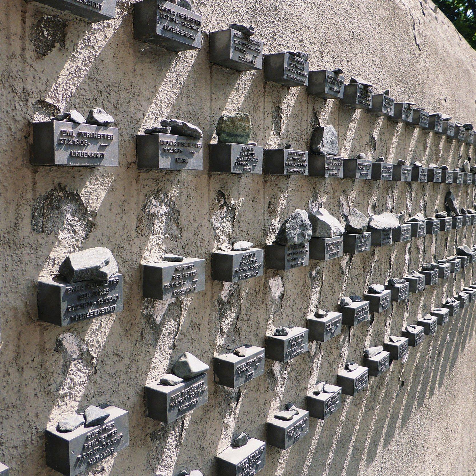 Gedenktafeln jüdischer Friedhof Frankfurt/Main Zu sehen sind Gedenktafeln an der Mauer des jüdischen Friedhofs Battonstraße in Frankfurt/M für die aus der Stadt deportieren jüdischen Menschen. Seitlich an der Mauer befinden sich kleine Boxen, in welche Namen sowie Geburts- und Todesdaten eingraviert sind. Auf diesen Boxen liegen kleine Gedenksteine.