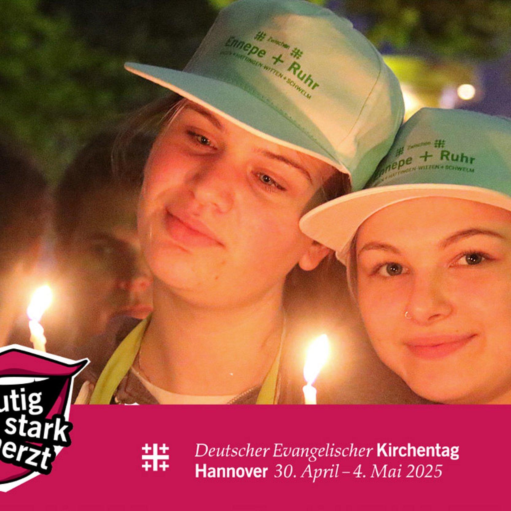 Kirchentag Zwei Mädchen, die jeweils eine Kerze halten