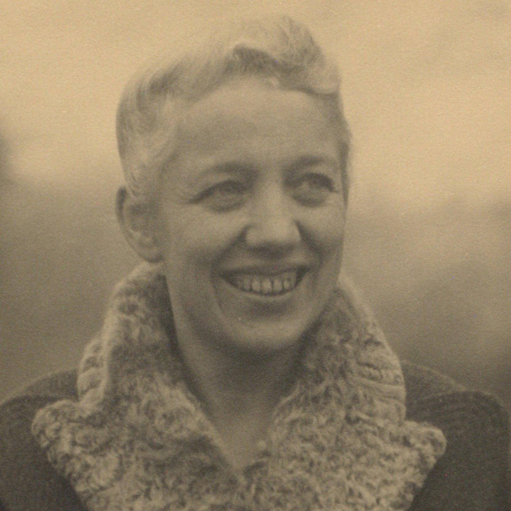 Porträt Else Niemöller 1934 Else Niemöller 1934 mit blondenHaaren und einem Mantel mit Wollkragen lächelt und schaut nach rechts