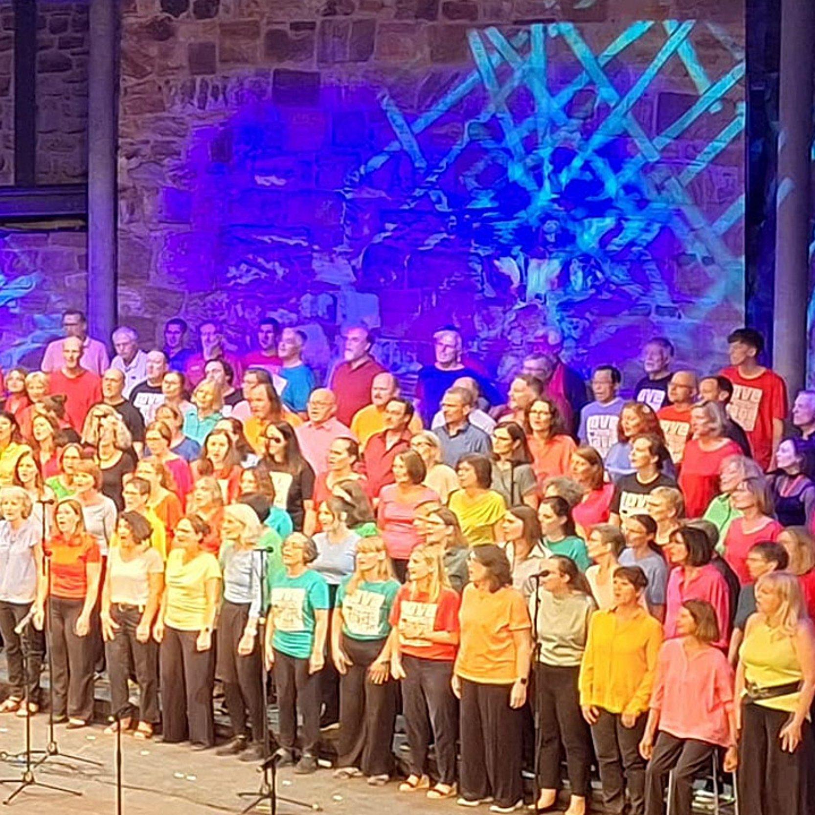 Gospelchor Ein großer Chor auf einer Bühne