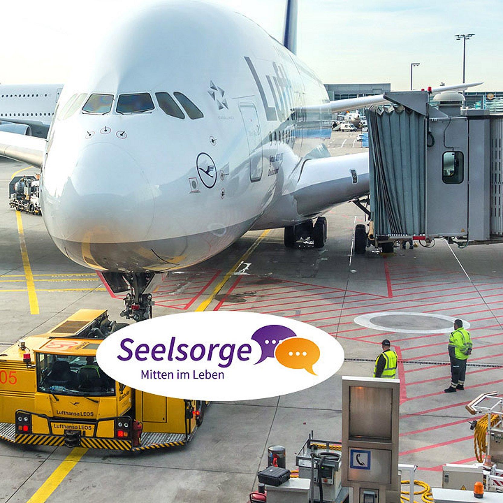 Flughafenseelsorge Rollfeld mit Flugzeug und Beschäftigten in Schutzwesten