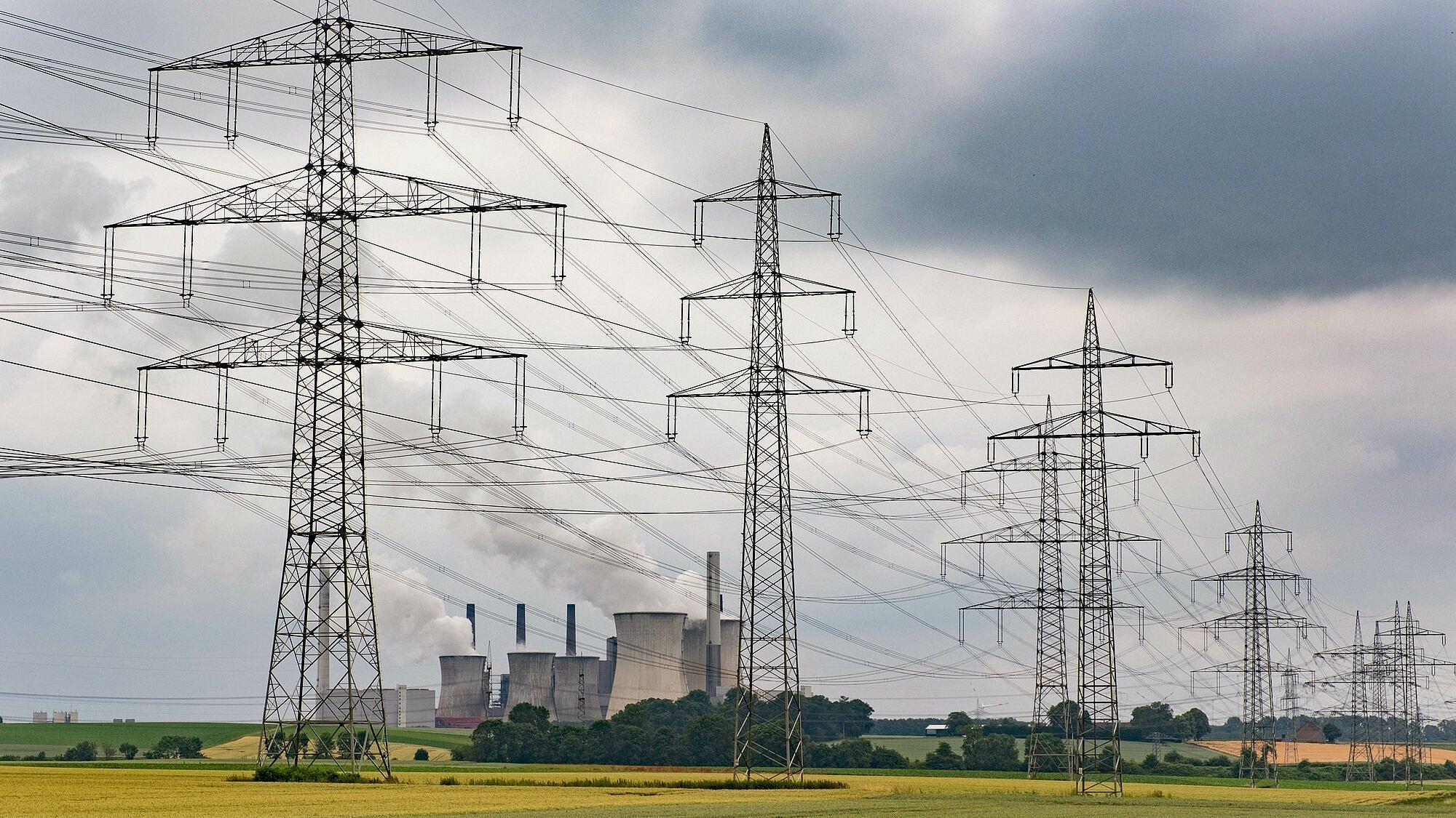 Strommasten und Kohlekraftwerk