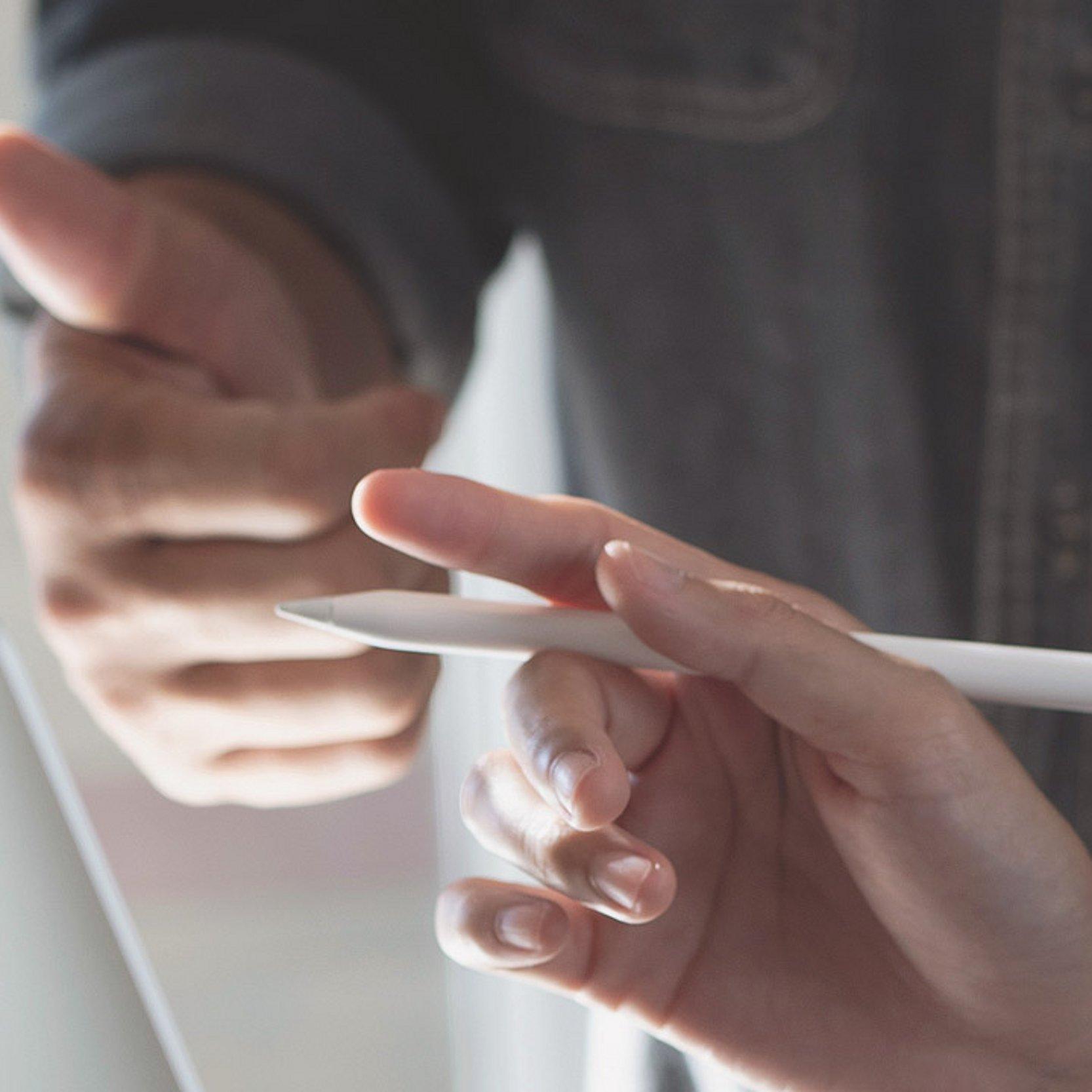 Verwaltung Stift in der Hand einer Frau, Ausschnitt aus Gesprächssituation