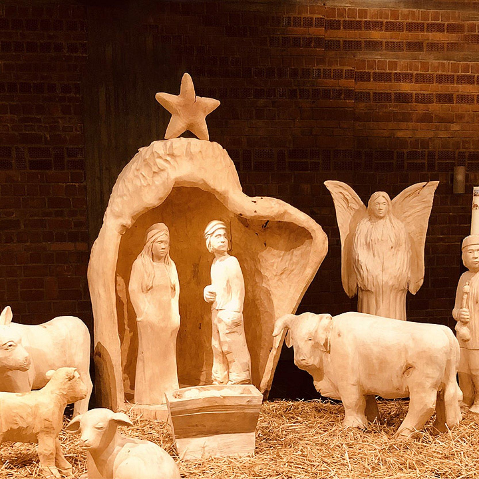 Krippe Krippenfiguren aus hellem Holz