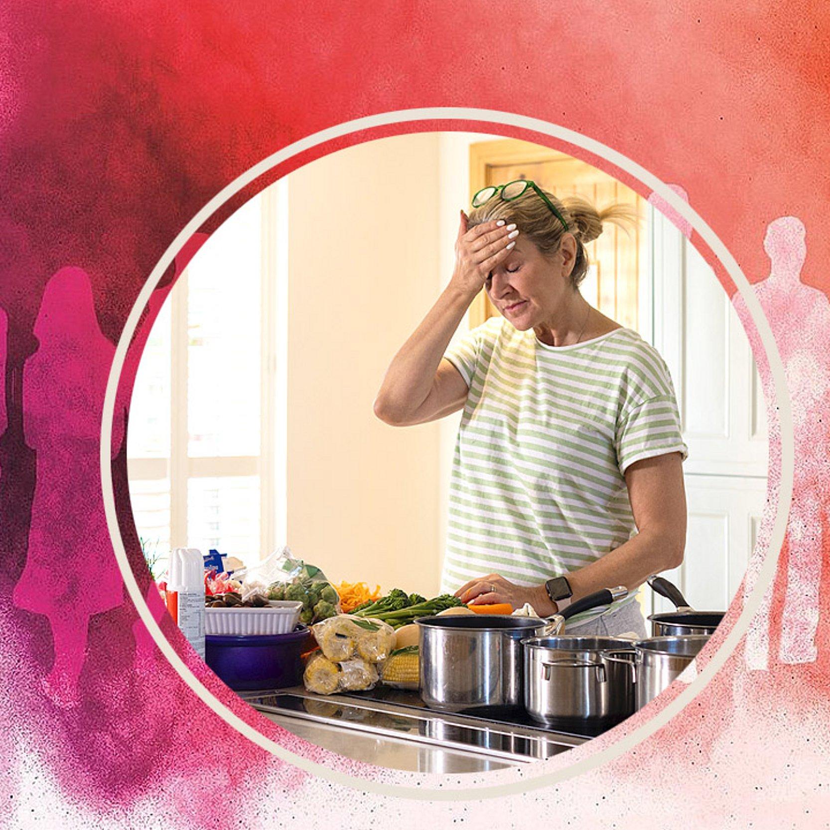 Vergesslichkeit Eine Frau hält sich am Kopf, weil sie beim Kochen eine Zutat vergessen hat