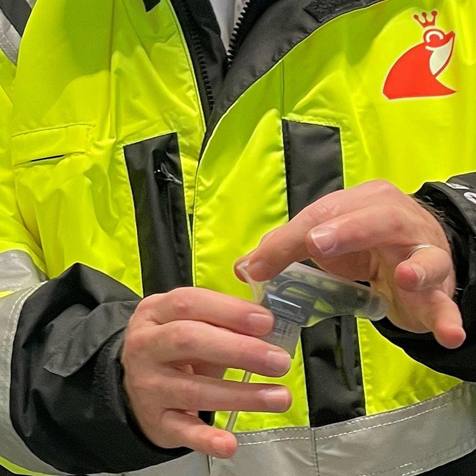 Werner & Mertz - Frosch Männerhände halten Sprühdosen-Kopf aus Plastik