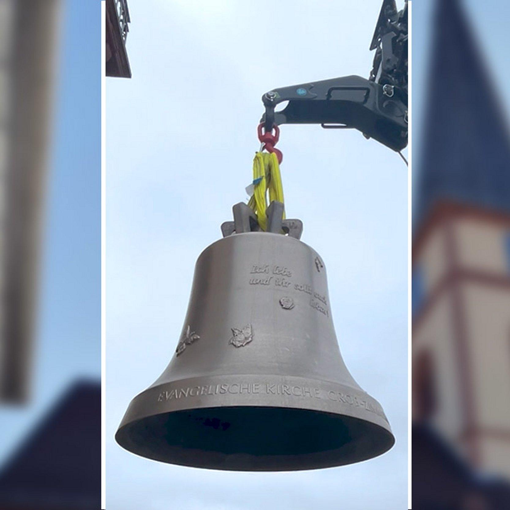 Kirchenglocken Im Hintergrund die Kirche von Groß-Zimmern, im Vordergrund eine der neuen Glocken