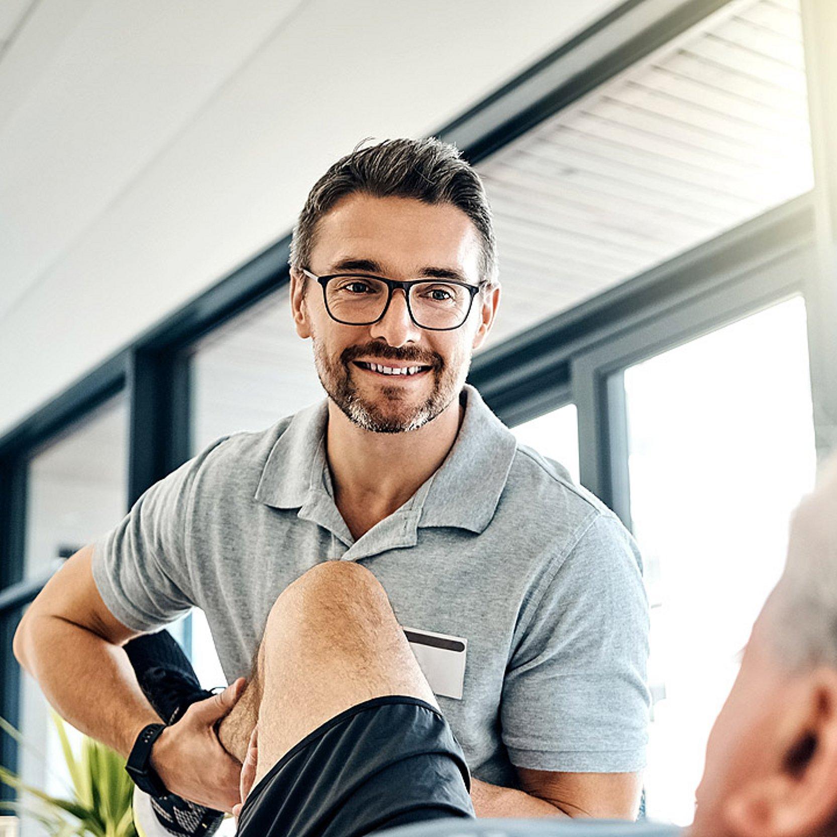 Krankengymnastik Ein Physiotherapeut behandelt einen Patienten