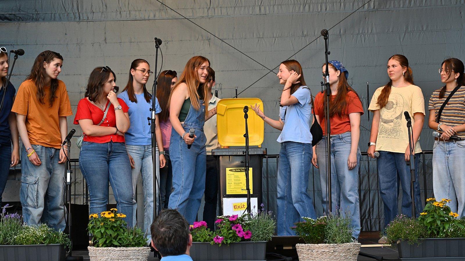 Musical Exit Hessentag 2025 Tonne Jugenliche mit gelber Tonne auf der Bühne