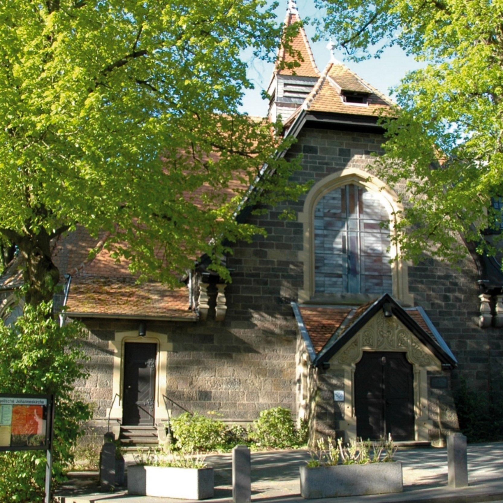 Johanneskirche in Bad Nauheim Kirche inmitten von Bäumen