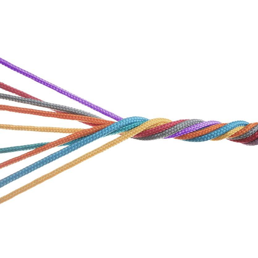 ekhn2030 Hero Nachbarschaftsräume Mehrere bunte, geflochtene Schnüre, die sich in der Mitte miteinander verzwirnen.