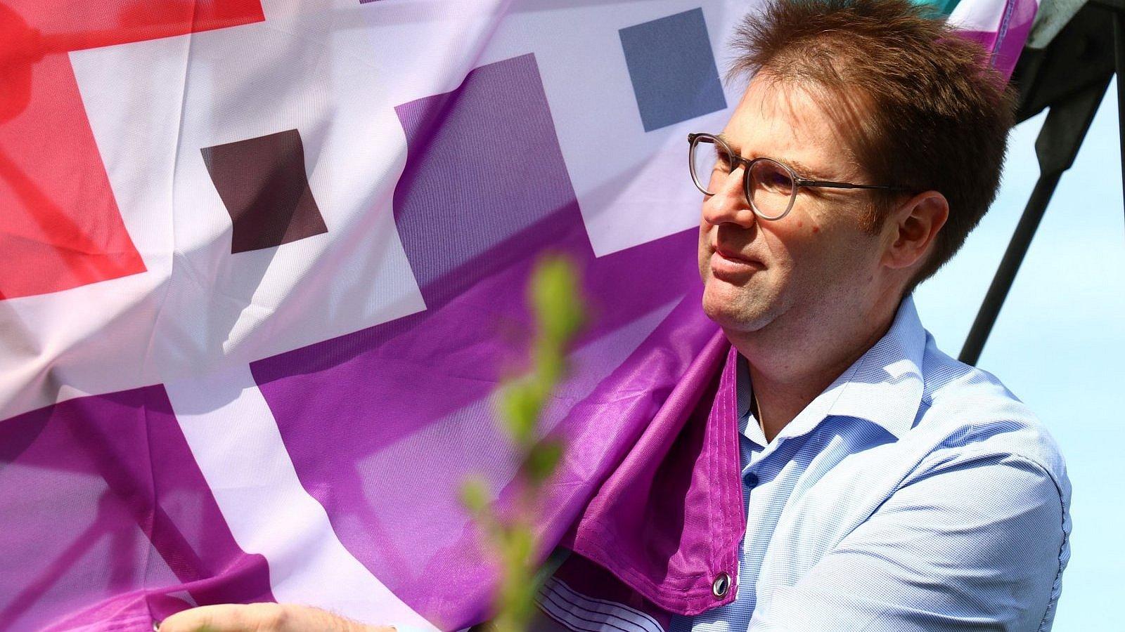 Uns Pfarrer Gerdes hat die Flagge in der Hand.