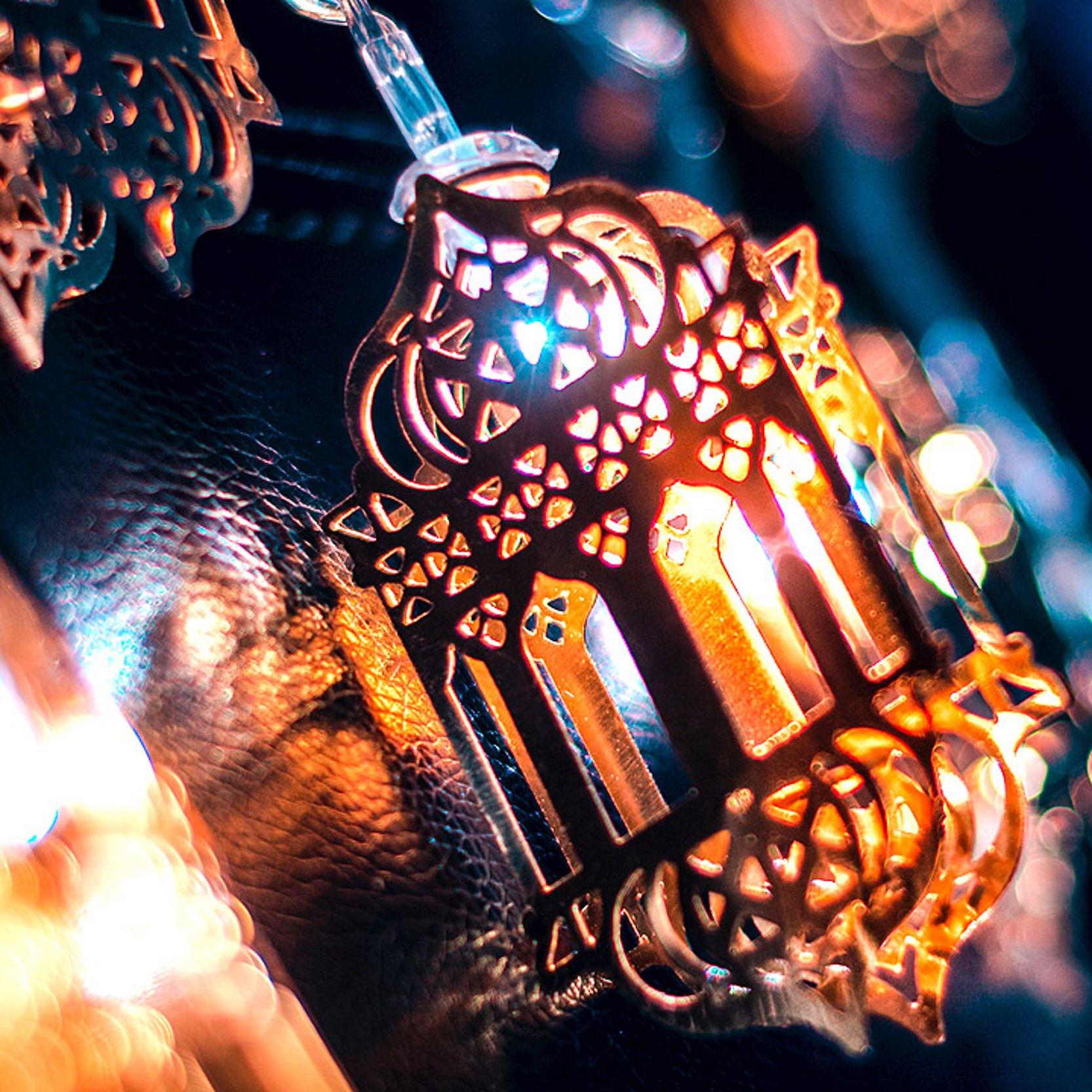 Ramadan-Laterne Eine Metall-Laterne mit vielen Ornamenten