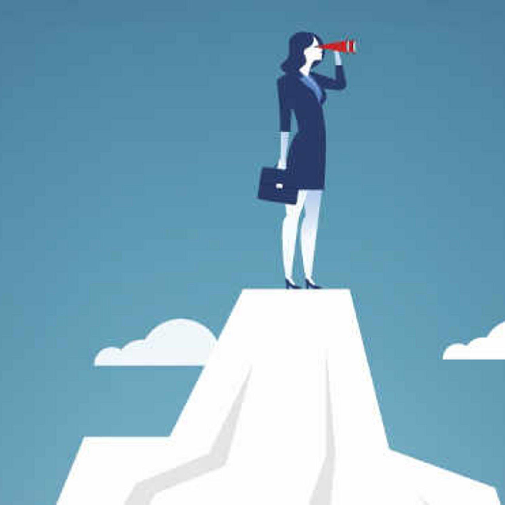 Frauen in Leitung Eine Frau steht auf einem Berg und schaut in die Ferne, sie hat dabei die Hand über den Augen gehalten