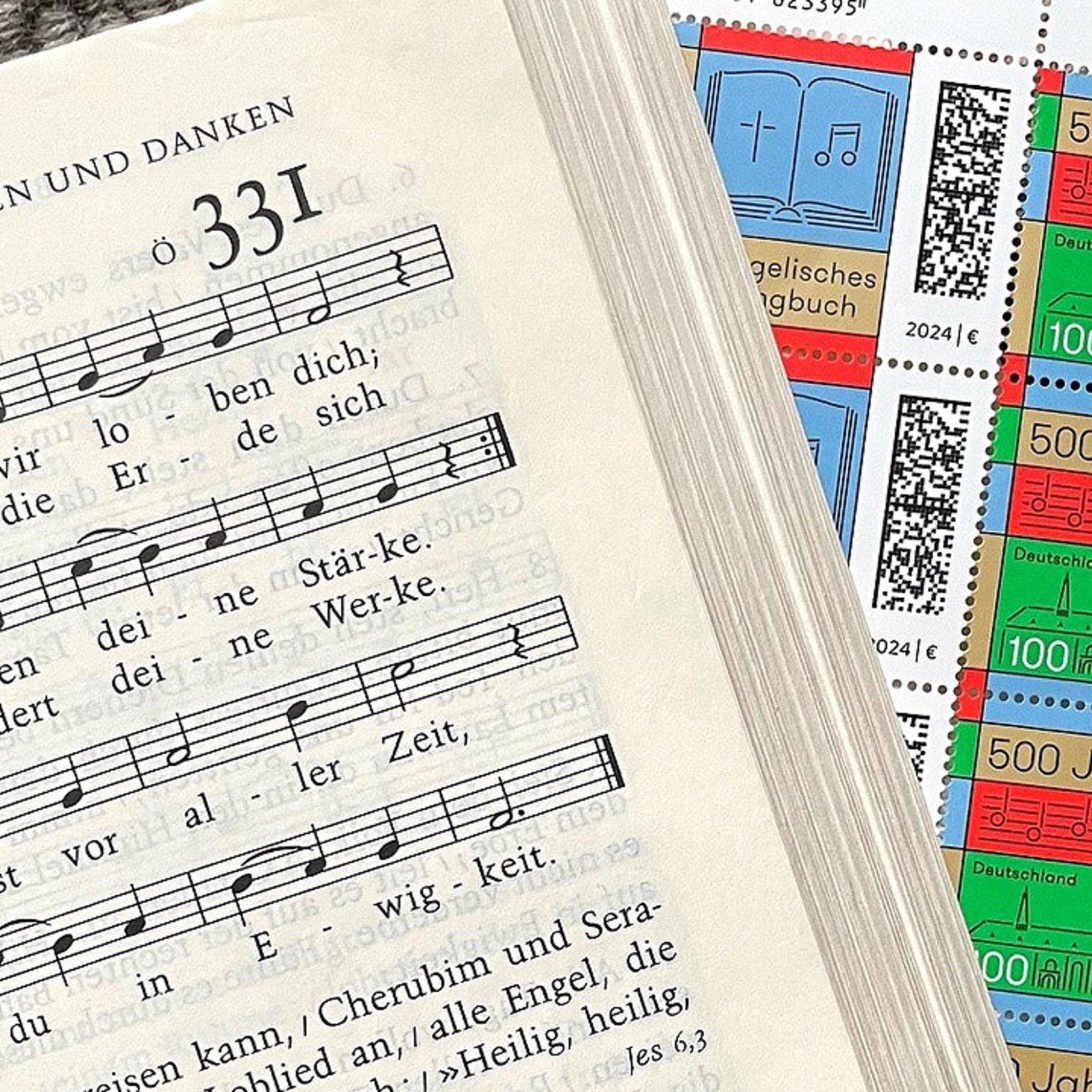 Gesangbuch neben Briefmarken