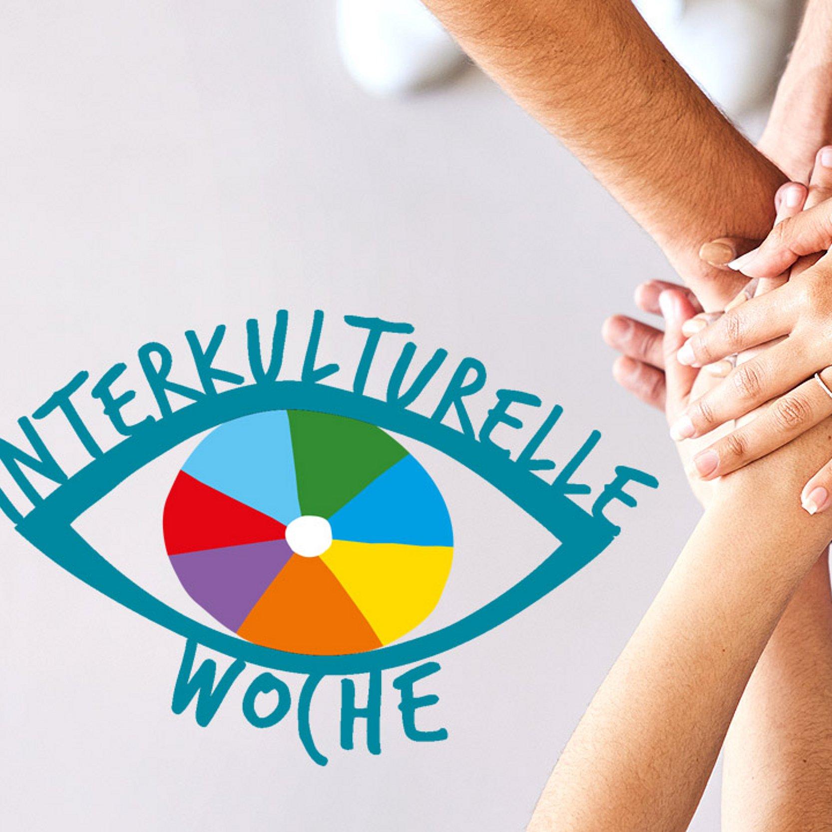 Interkulturelle Woche Logo und Hände von Menschen verschiedener Hautfarben, die übereinandergelegt sind