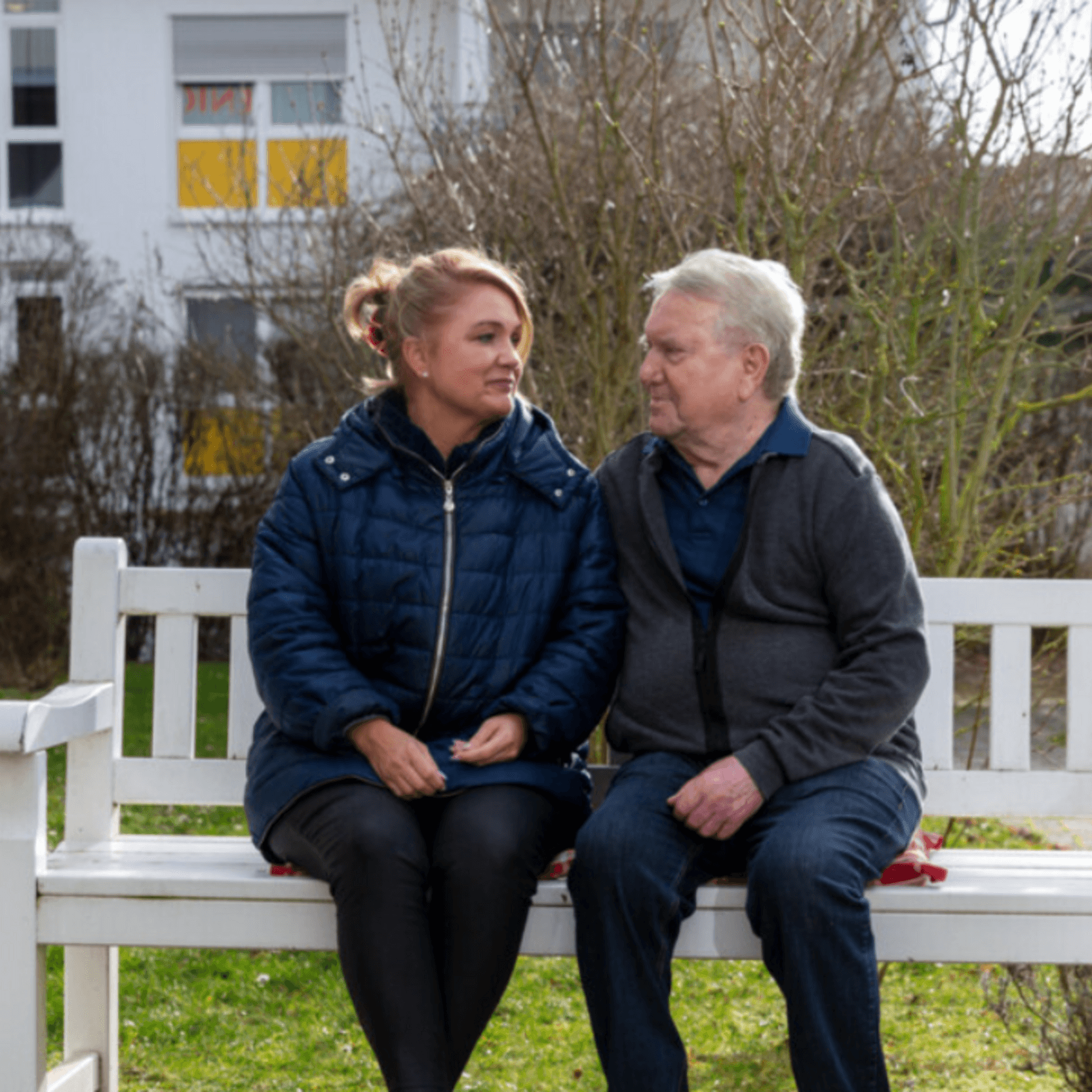 Älteres Paar auf einer Sitzbank