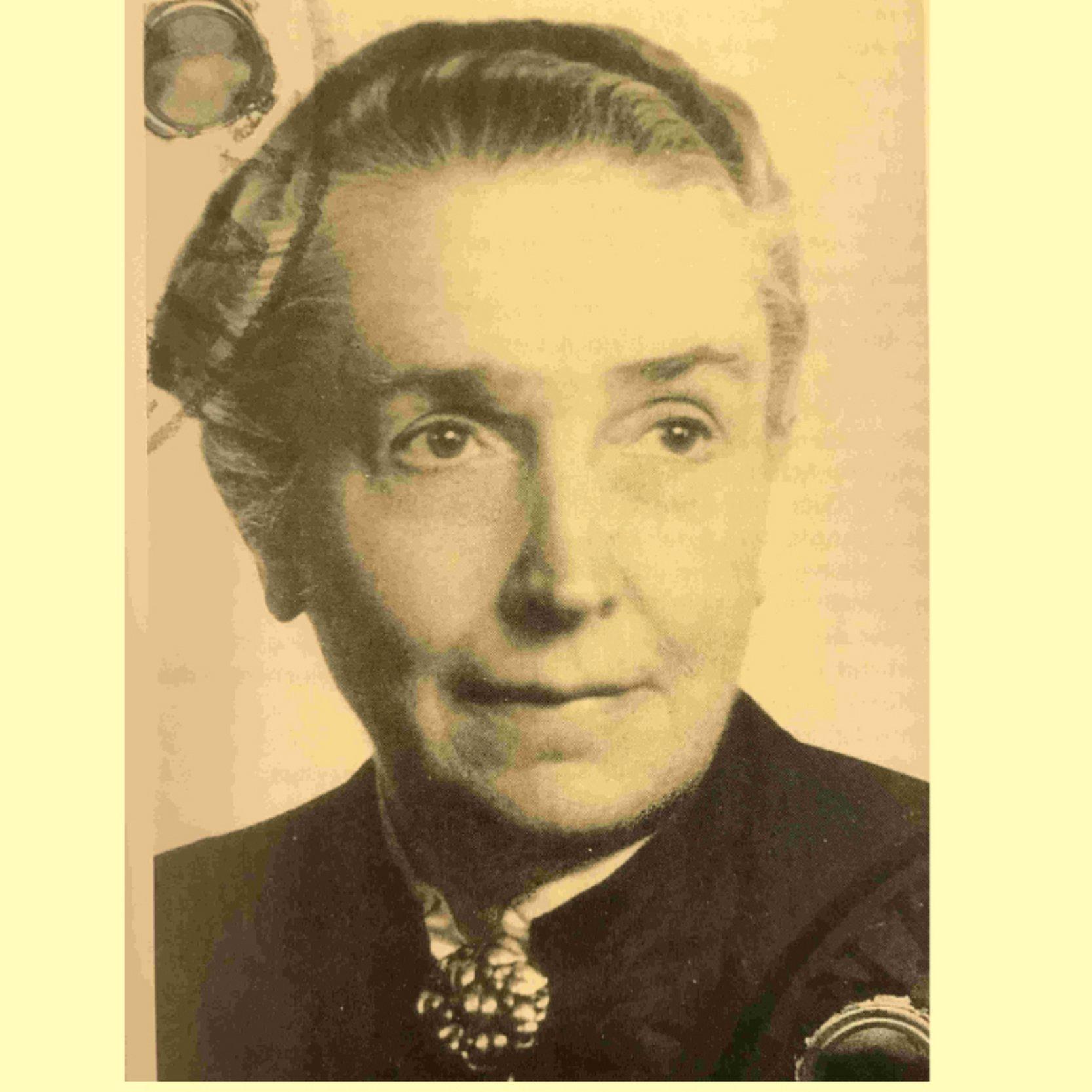 Carola Barth Sepiafarbendes altes Passbild von Carola Barth, sie blickt leicht schräg nach rechts oben.