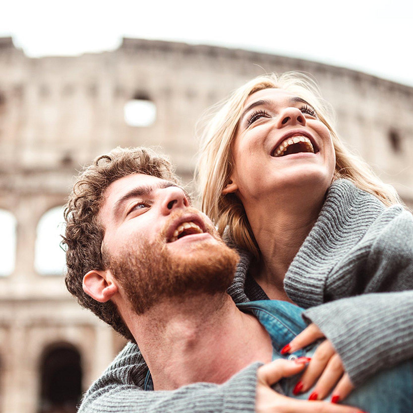 Liebespaar in Rom Ein Liebespaar vor dem Kolosseum in Rom