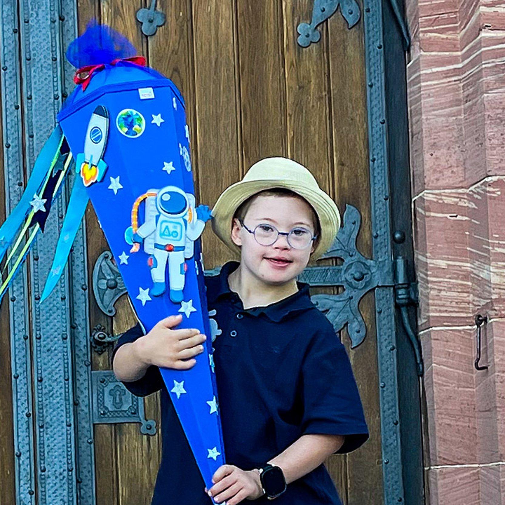 Einschulung Ein Freude strahlendes Schulkind mit Schultüte