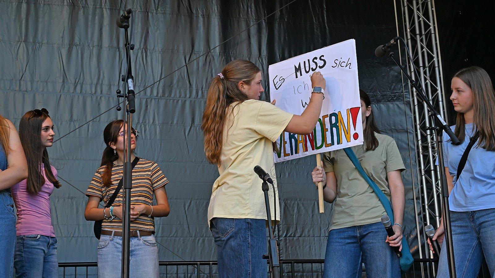 Musical Exit Hessentag 2025 Plakat Jugenliche beschriftet Plakat
