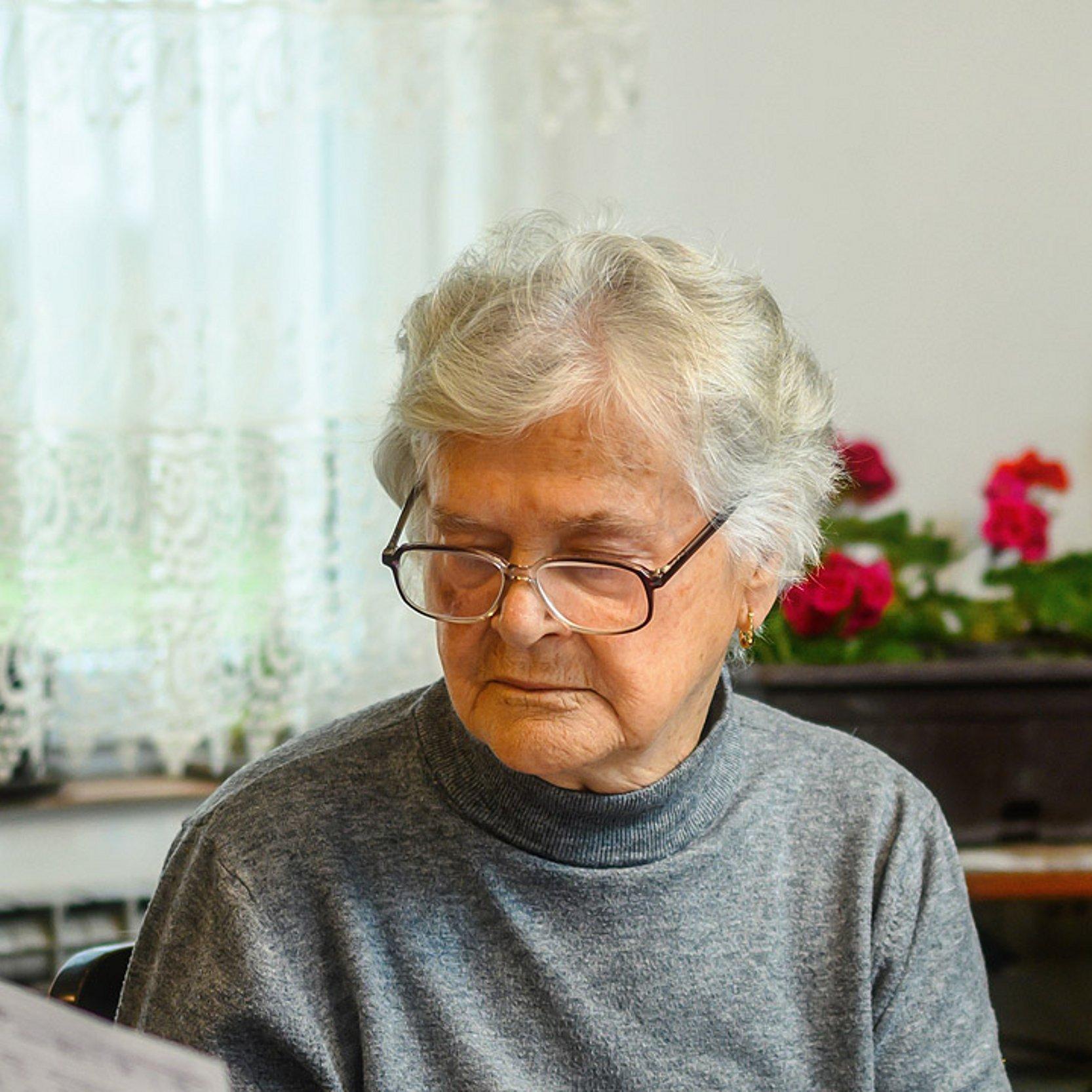 Armut Eine Seniorin liest ein offizielles Schreiben