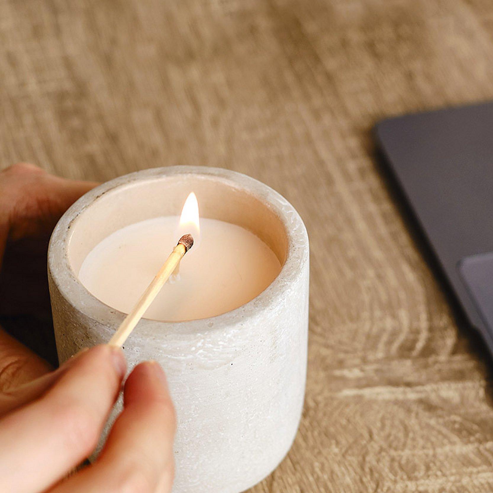 Online-Andacht Kerze wird neben einem Laptop angezündet