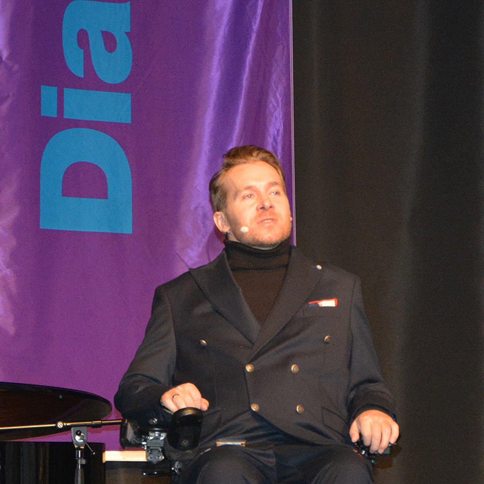 Samuel Koch Samuel Koch auf einer Bühne