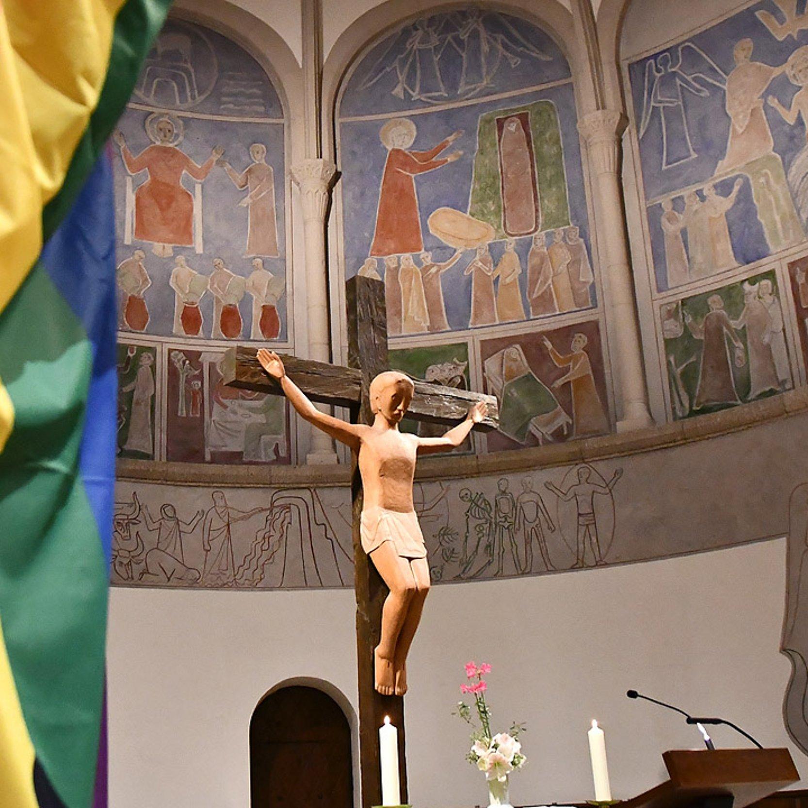 Queersensible Kirche am Buß- und Bettag Regenbogenflagge vor Altarraum