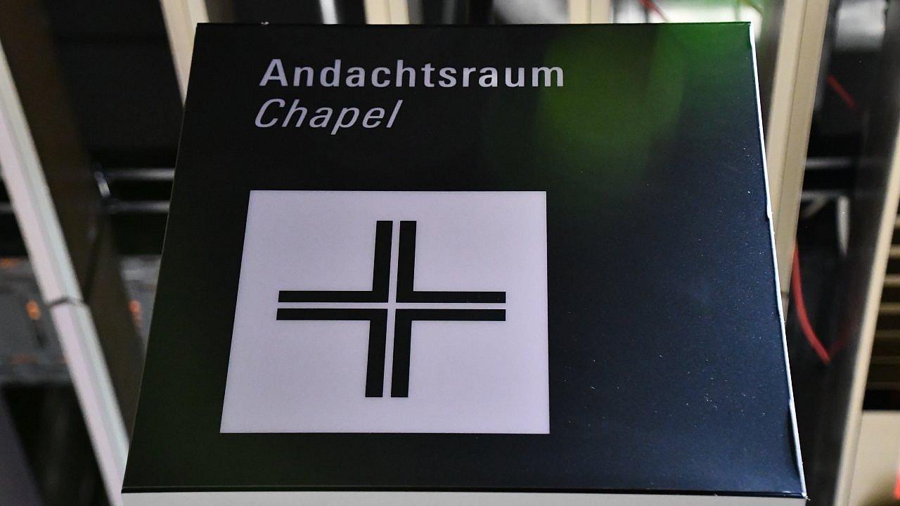 Hinweisschild Andachtsraum Flughafen Frankfurt Hinweisschild