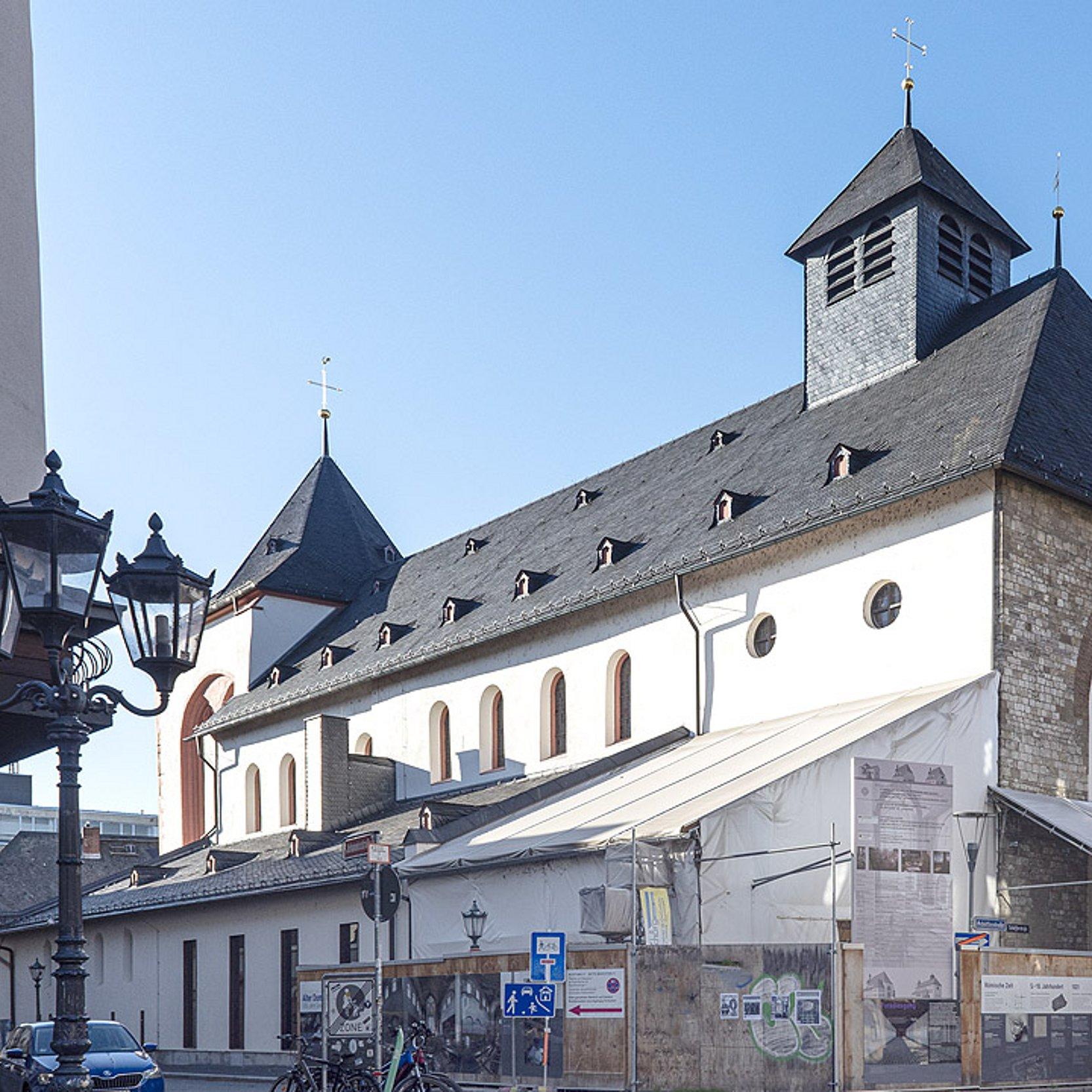 St. Johannis in Mainz Außenansicht einer gedrungenen Kirche