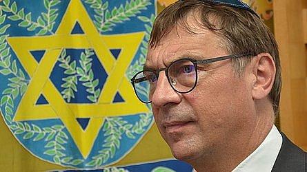 Rechts im Bild ist der EKHN-Kirchenpräsident Volker Jung zu sehen. Im Hintergrund links sieht man einen goldenen Davidstern, auf einem Vorhang vor dem Schrank mit den Torah-Rollen. .
