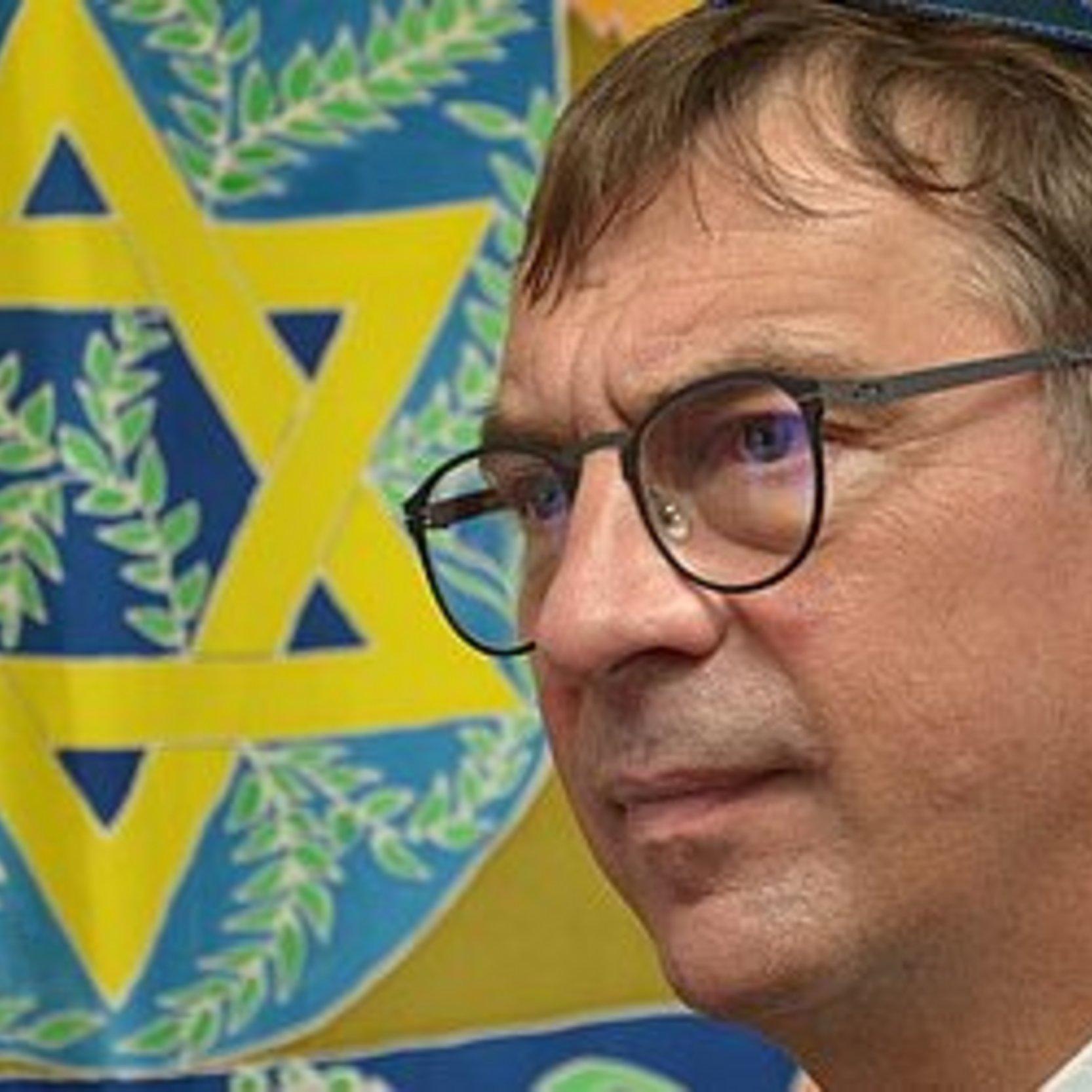 Rechts im Bild ist der EKHN-Kirchenpräsident Volker Jung zu sehen. Im Hintergrund links sieht man einen goldenen Davidstern, auf einem Vorhang vor dem Schrank mit den Torah-Rollen. .