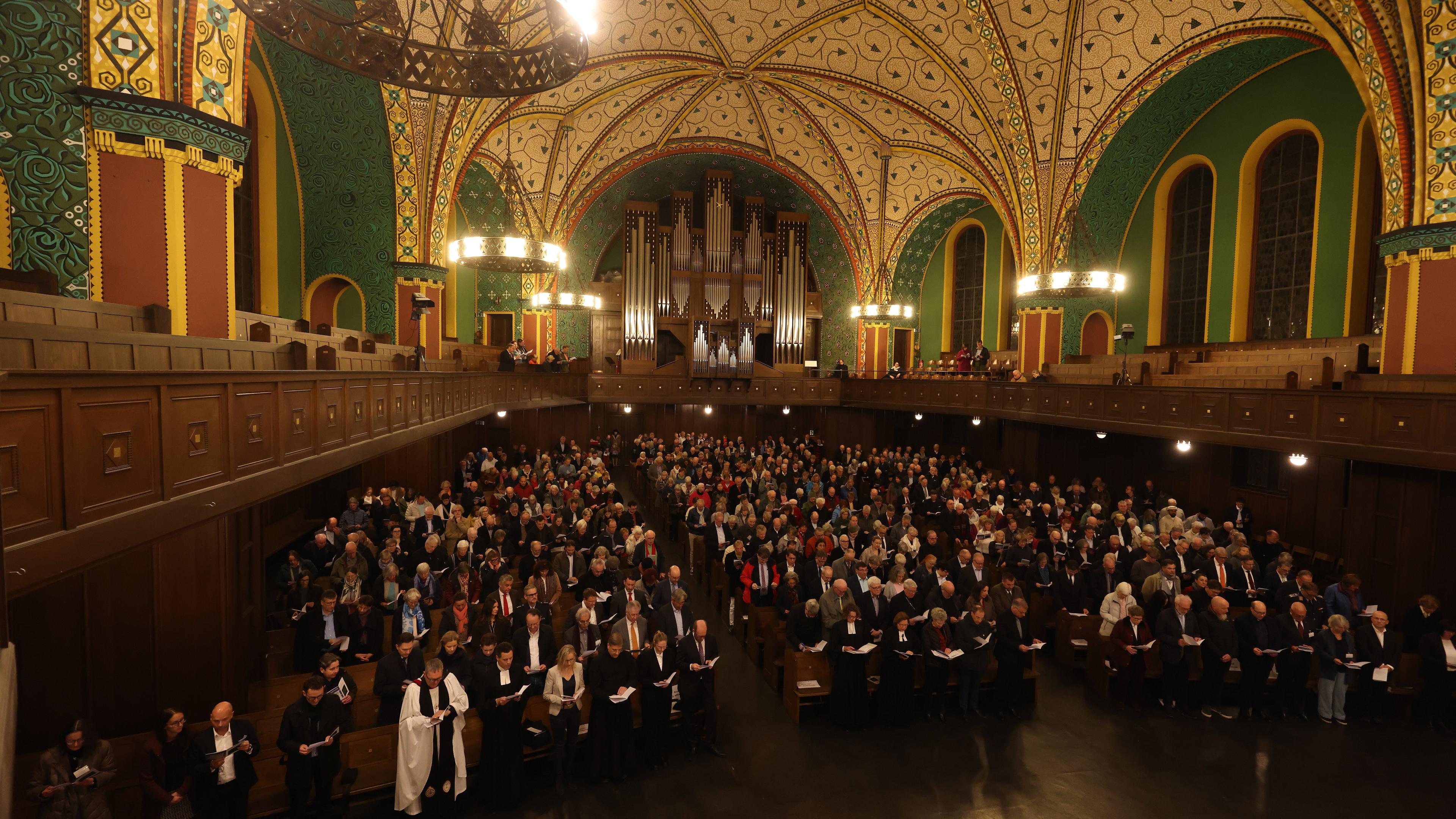 Reformationsgottesdienst Wiesbaden 2025 Lutherkirche Blick von der Empore in die gut besuchte Wiesbadener Lutherkirche