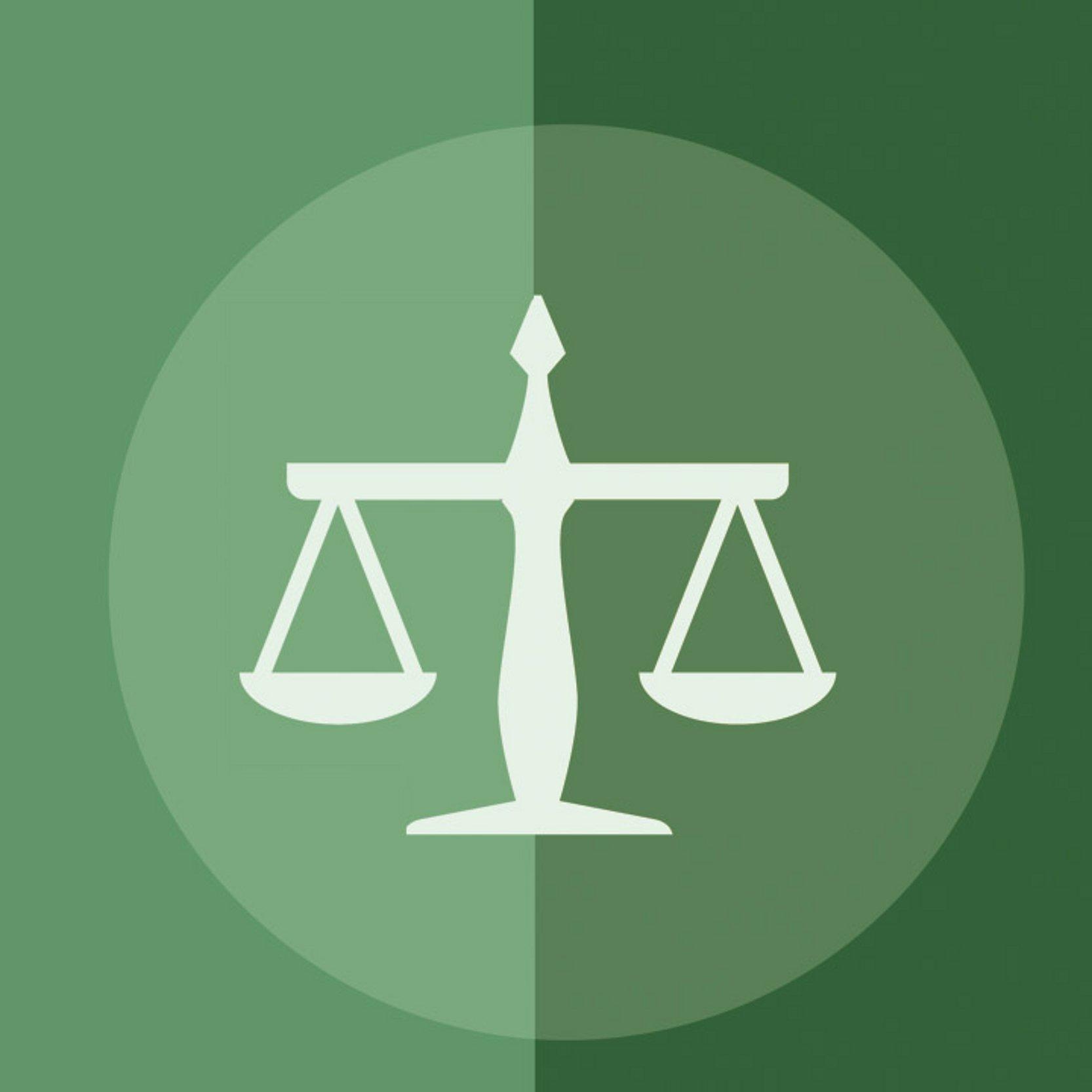 Justiz Waage auf grünem Hintergrund