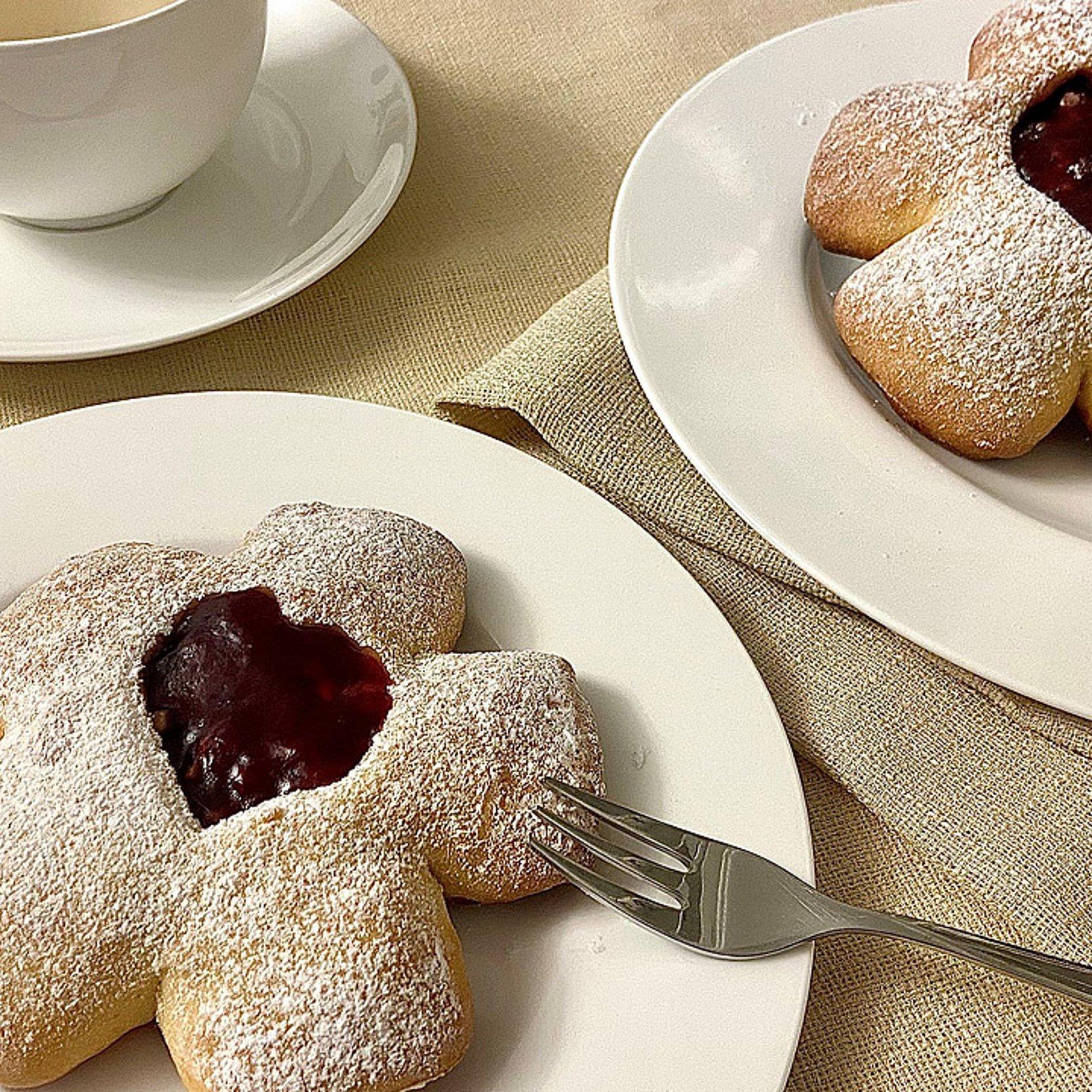 Reformationsbrötchen Hefeblume mit rotem Herz aus Marmelade in der Mitte
