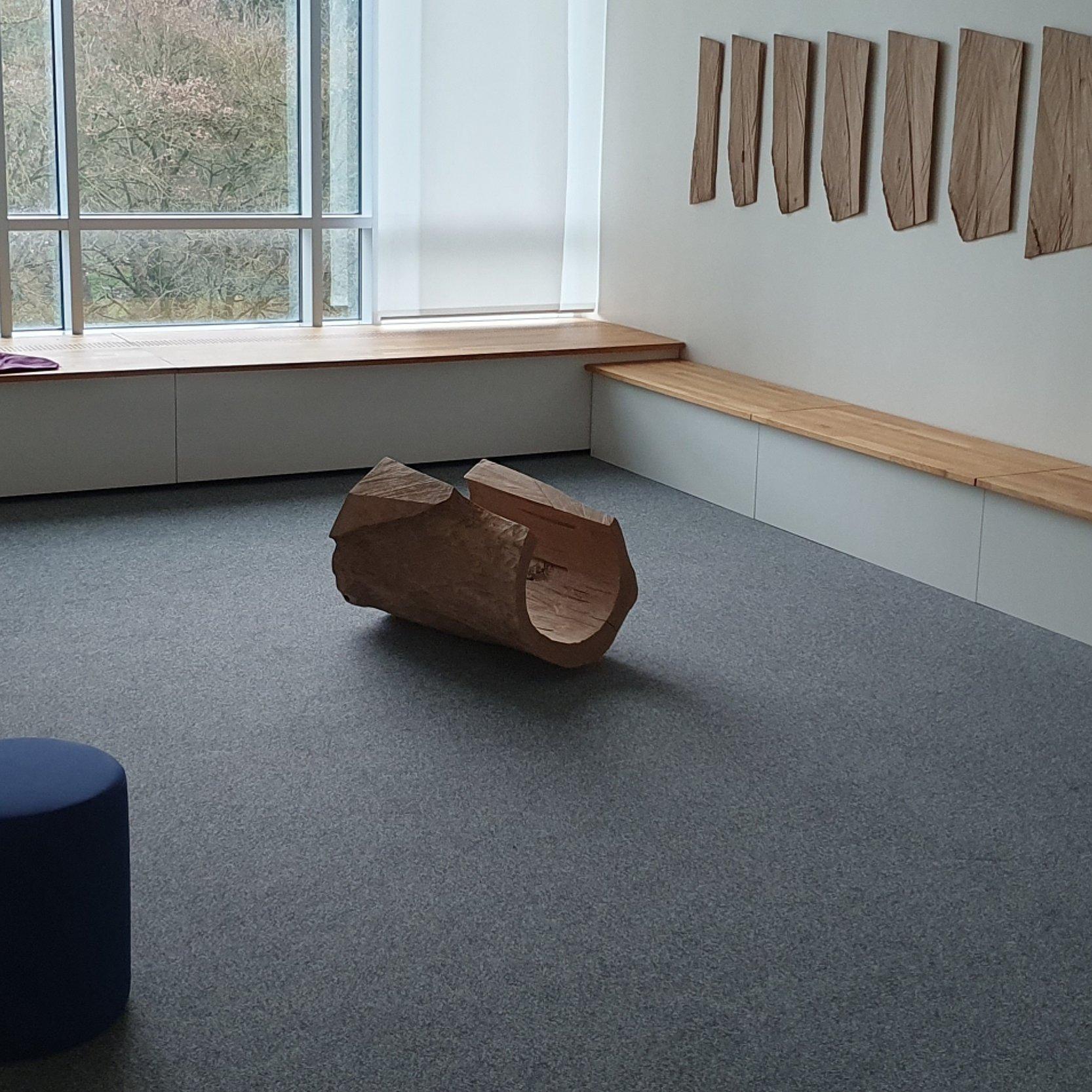 Raum der Stille HöMS Raum mit Sitzgelegenheiten und Kunstinstallation