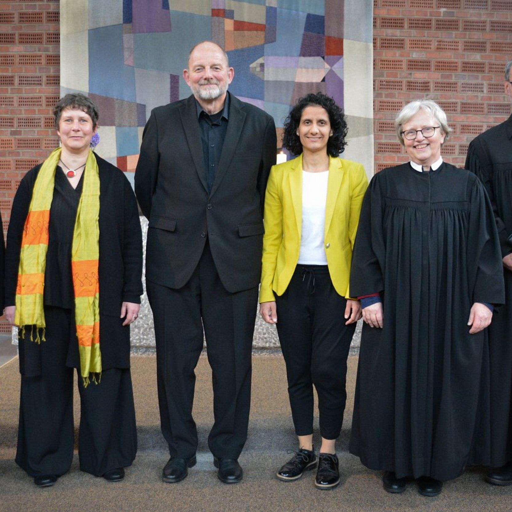 Einführung Prädikant*innen Langen 2024 Gruppenbild im Altarraum