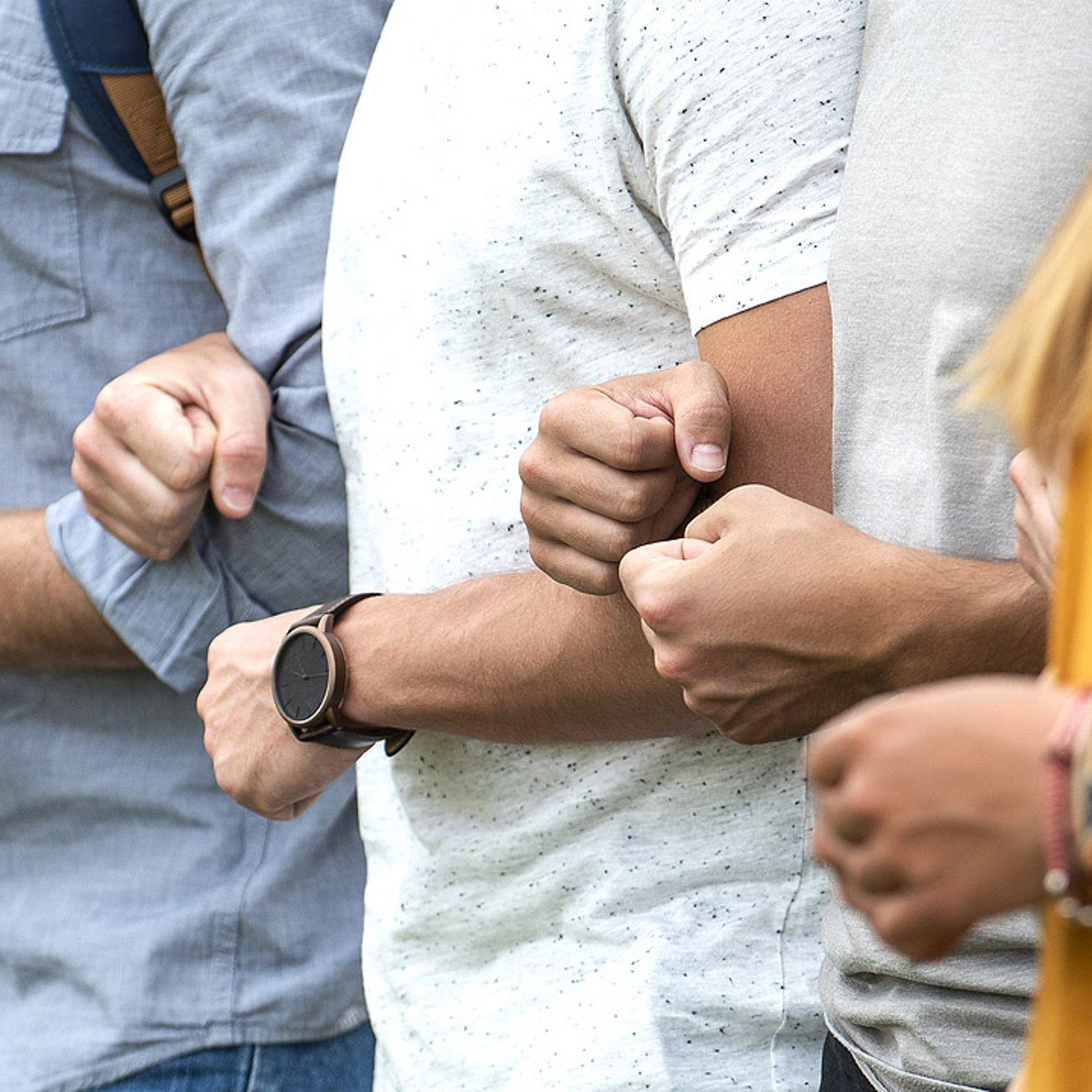 Zusammenhalt Menschen haken sich unter