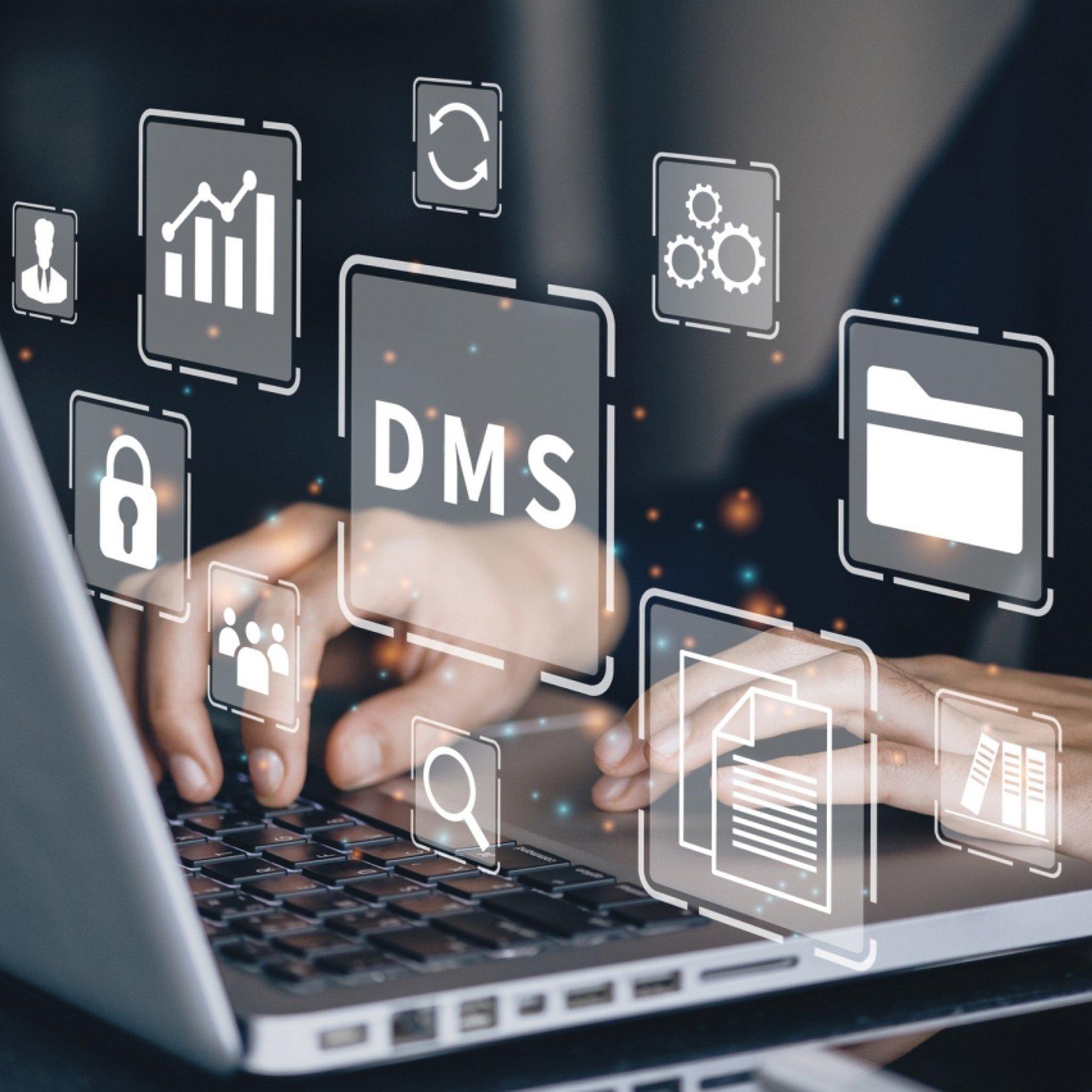 DMS Person tippt auf einem Laptop, während digitale Symbole für Dokumentenmanagement (DMS) wie Ordner, Diagramme, Schloss und Zahnräder holografisch über der Tastatur schweben.