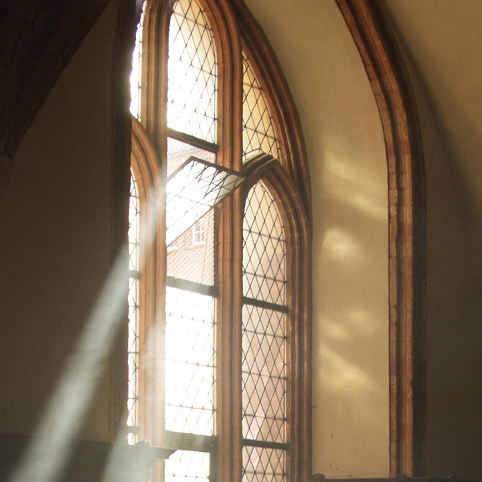 Kirchenfenster Kirchenfenster mit kleinem geklappten Fenster, dass Luft durchlässt