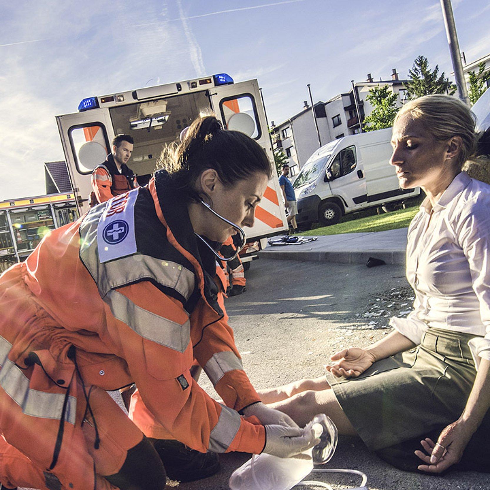 Unfall Notärztin kümmert sich um verletzte Frau am Unfallort