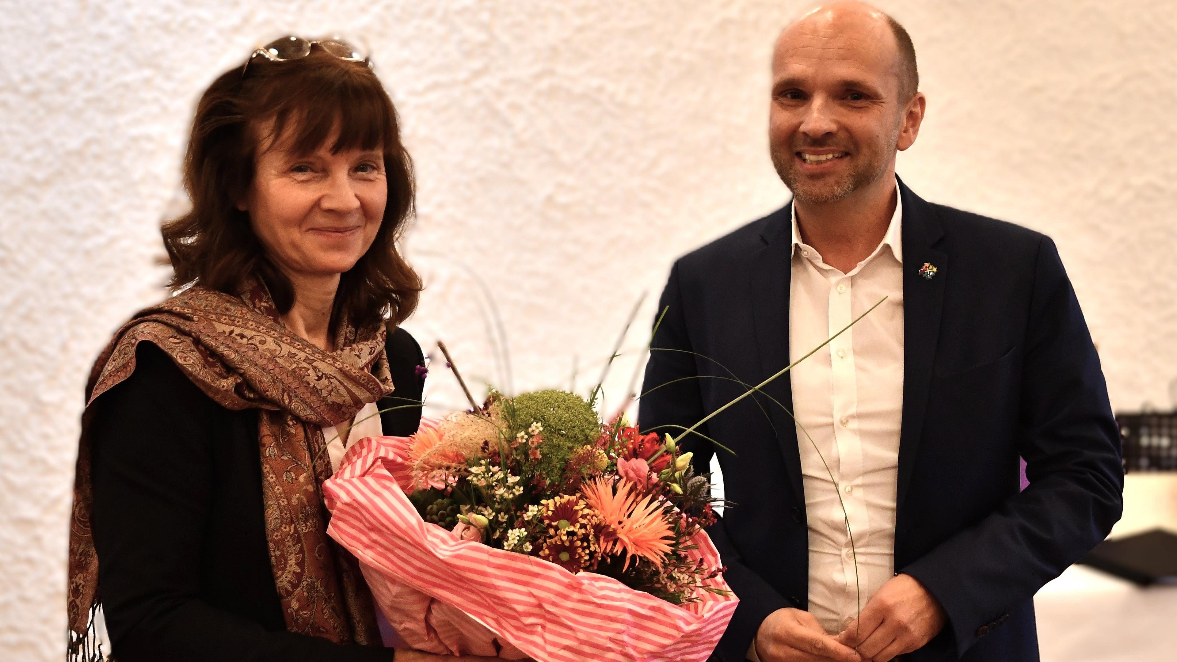 Melanie Beiner und Lars Esterhaus  Melanie Beiner wird von Lars Esterhaus verabschiedet.