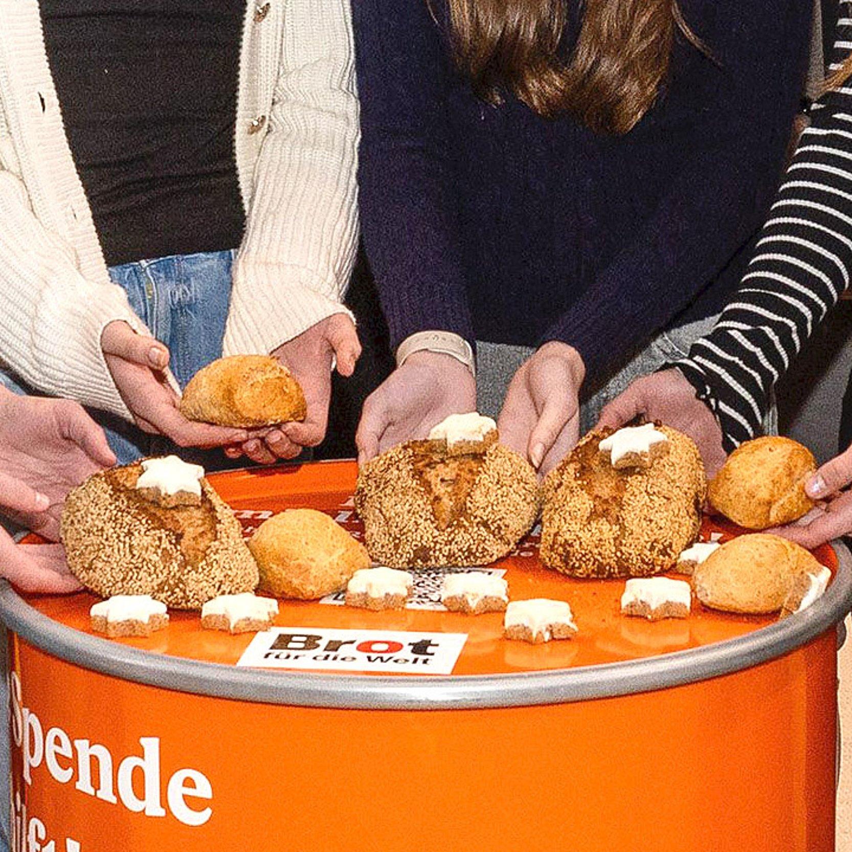 Brote Brote, die von Händen umrahmt sind