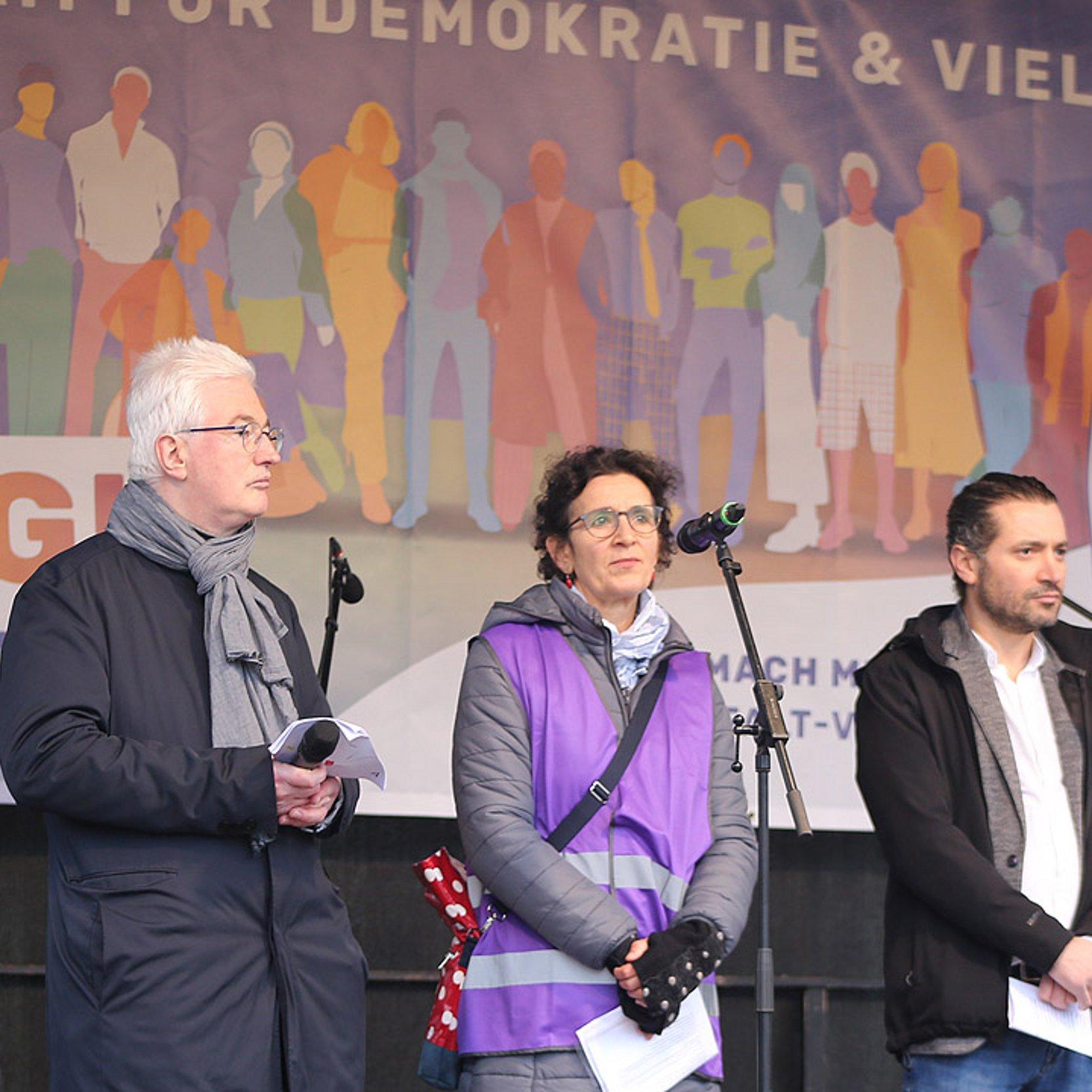 Fest der Demokratie Drei Menschen auf einer Bühne