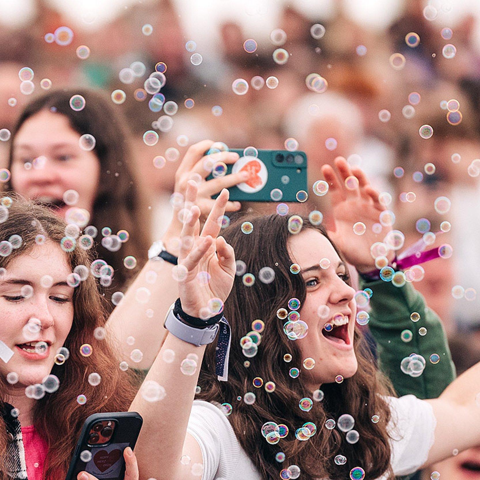 Jugendgottesdienst Viele Jugendliche und Seifenblasen