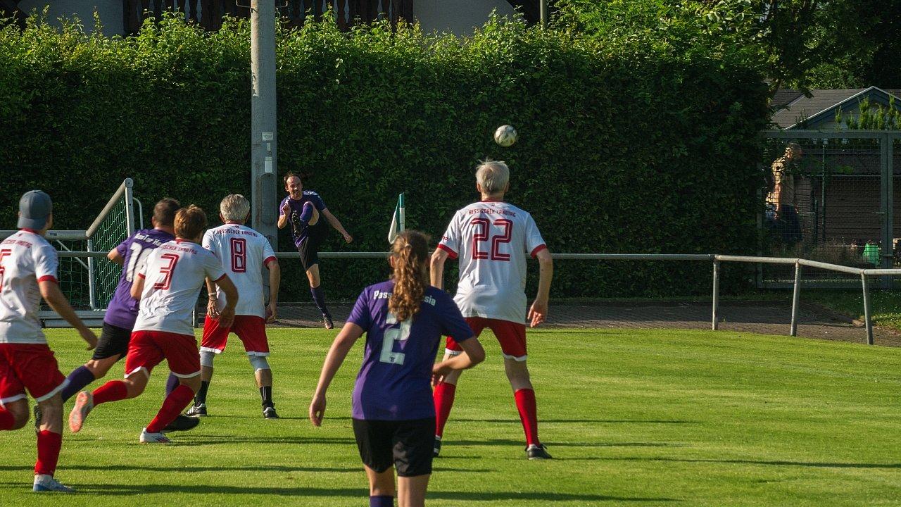 Spielszene Spieler der Kirchenelf schießt Eckball