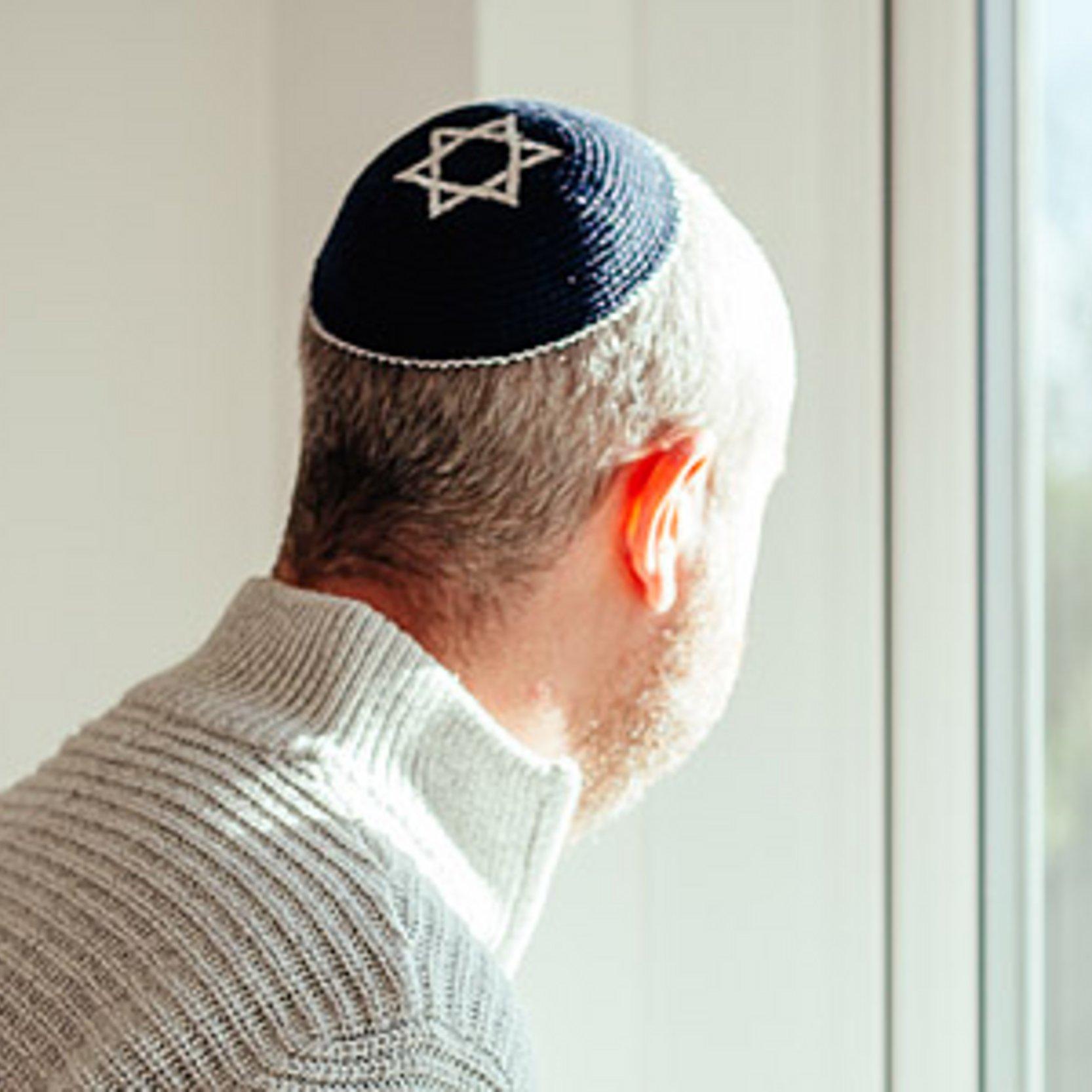 Jüdischer Mann am Fenster