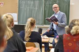 Man sieht Jugendliche in einem Klassenzimmer im Religionsunterricht