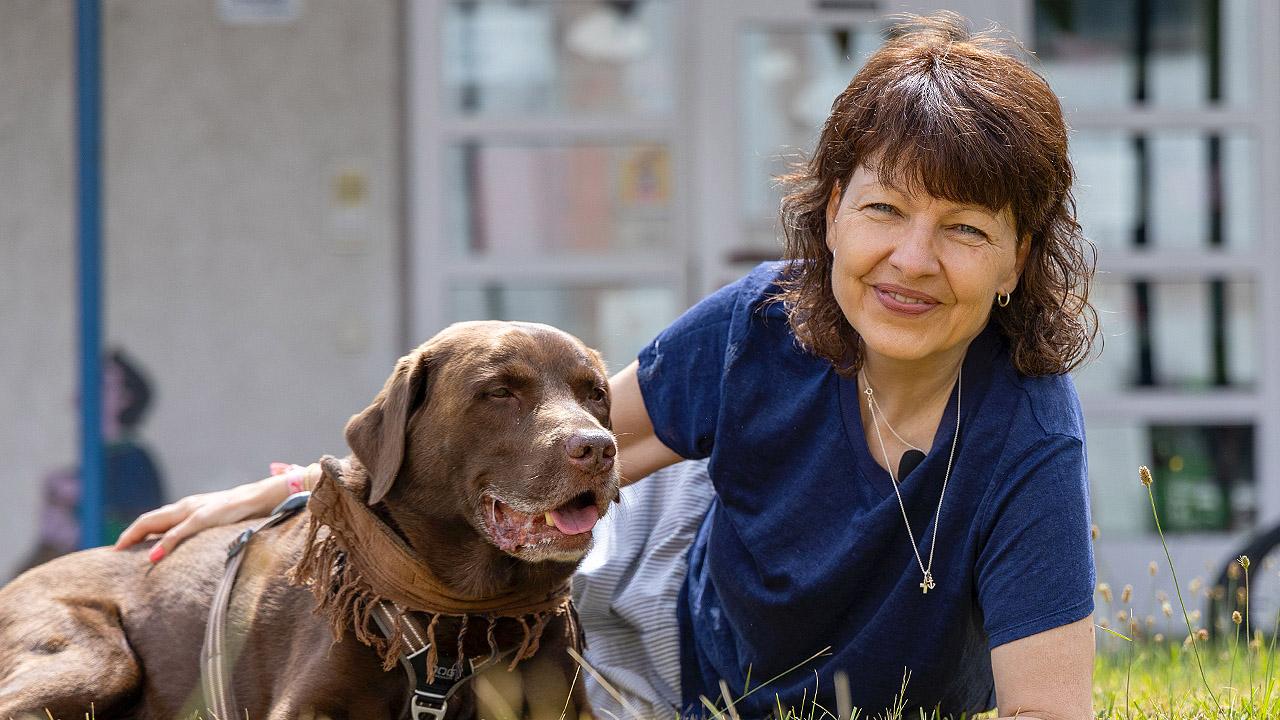 Gemeindepädagogin und Hund Frau und Hund auf einer Wiese